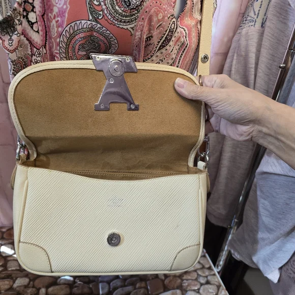 Louis Vuitton - Picture 3 of 8